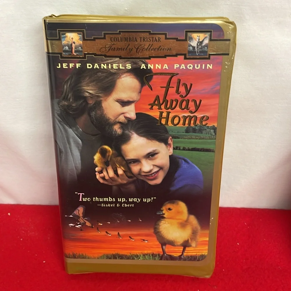 Columbia Tristar  VHS Tape lot of 2 - Annie - Fly Away Home - Picture 2 of 5